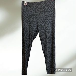 NWOT Black and Gray Leopard Print Leggings Size Medium